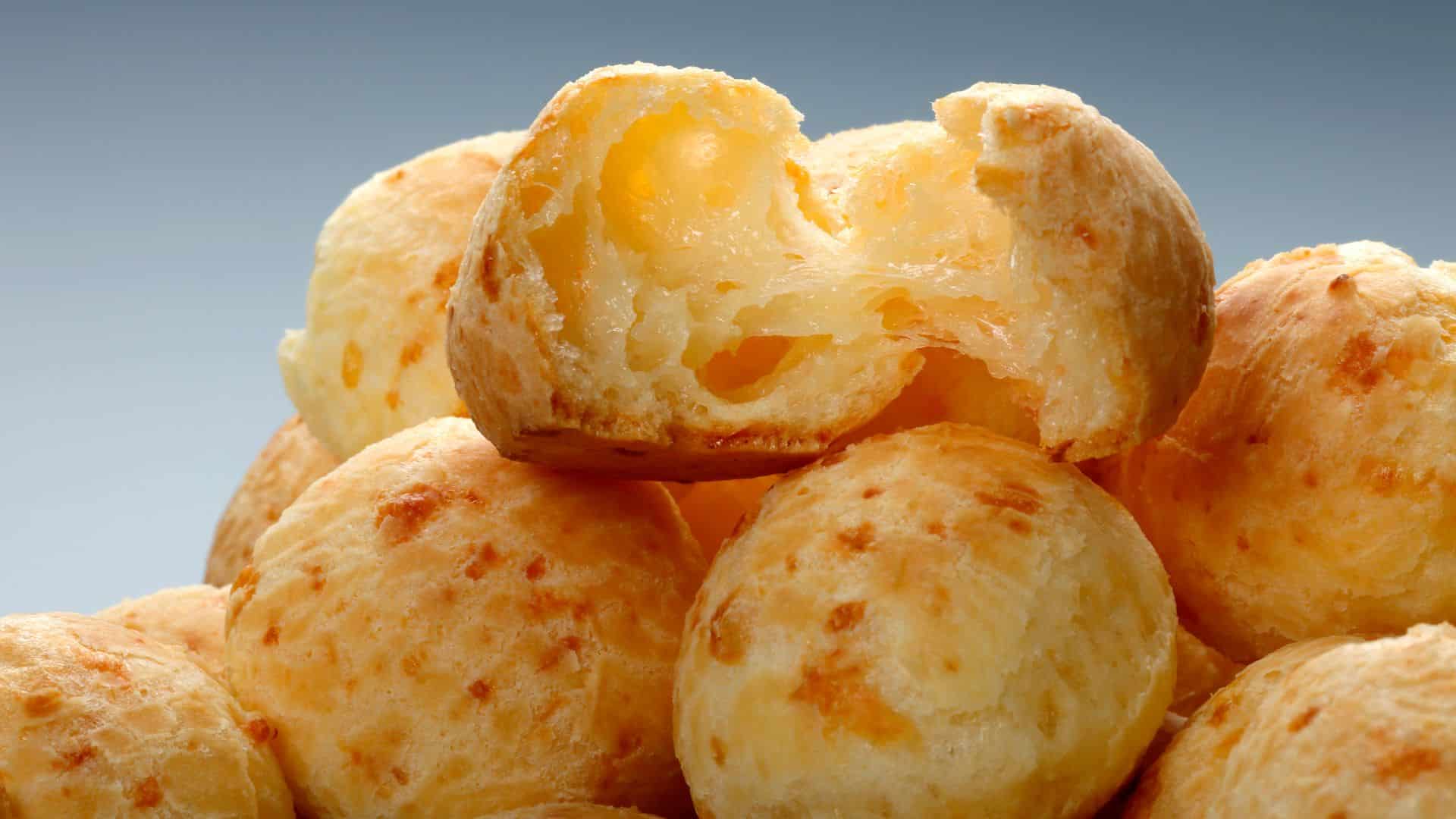 Pãezinhos de Queijo com Creme de Ricota.